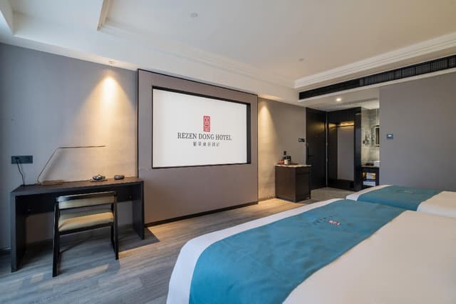 Rezen - Parent Child Family Room