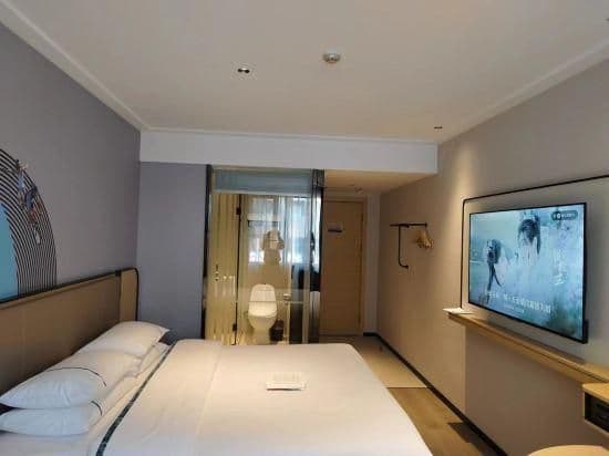 Stand Queen Room