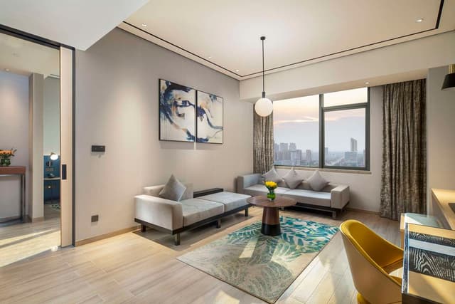 KING DELUXE SUITE LAKE VIEW