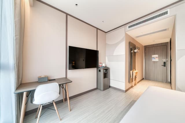 Huazhu - Room With Bed