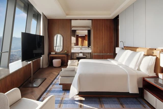 Executive Suite, 1 King Bed, City View