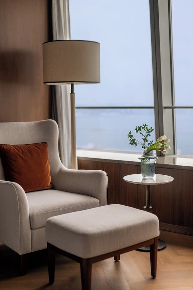 Suite (Ambassador, King)