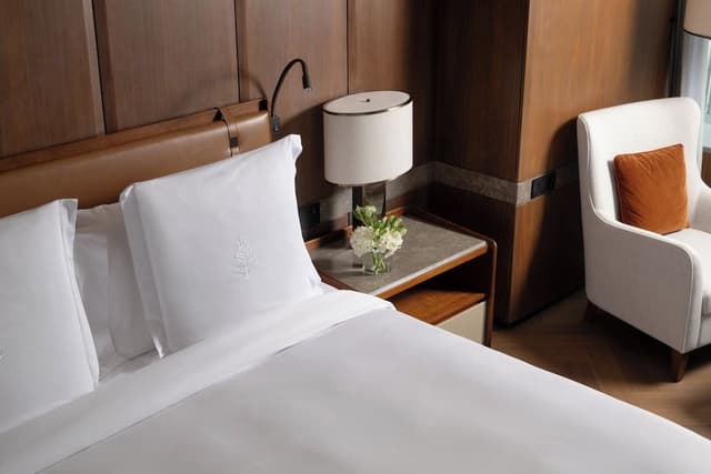 Suite (Ambassador, King)