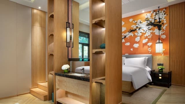 Suite, 1 King Bed (Courtyard Access)