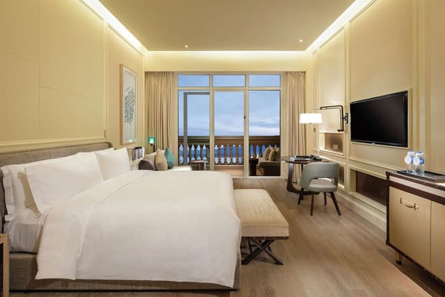 KING DELUXE ROOM OCEAN VIEW WITH BALCONY