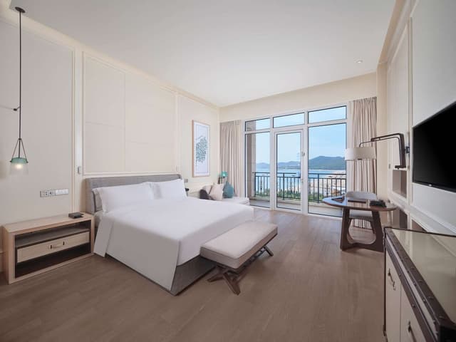 KING DELUXE ROOM OCEAN VIEW WITH BALCONY