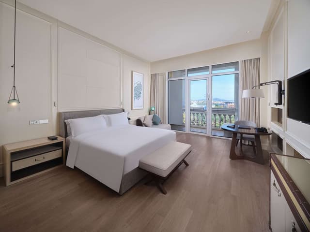 KING DELUXE ROOM OCEAN VIEW WITH BALCONY