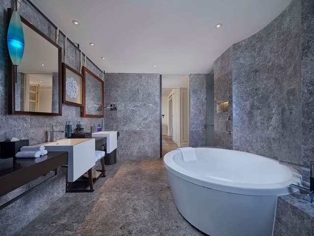 KING ONE BEDROOM JUNIOR SUITE OCEAN VIEW