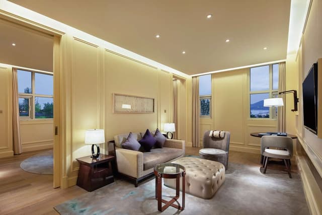 KING ONE BEDROOM JUNIOR SUITE OCEAN VIEW