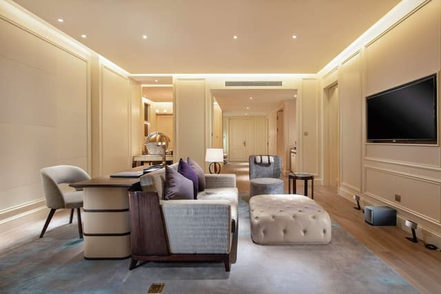 KING ONE BEDROOM DELUXE SUITE OCEAN VIEW