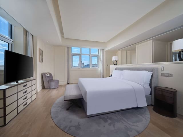 KING ONE BEDROOM DELUXE SUITE OCEAN VIEW