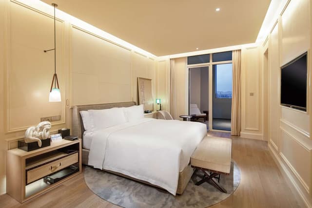 KING ONE BEDROOM DELUXE SUITE OCEAN VIEW