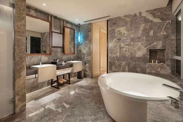 KING ONE BEDROOM JUNIOR SUITE OCEAN VIEW