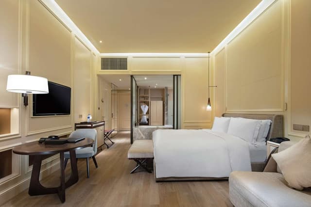 KING DELUXE ROOM WITH BALCONY