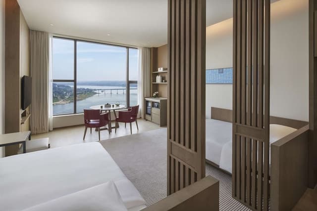 Room, 2 Twin Beds, City View