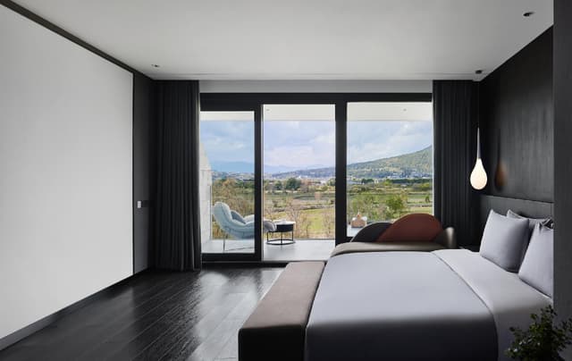 Queen Room with View