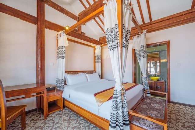 Hotel Queen Room