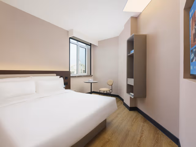 Huazhu - Room With Bed