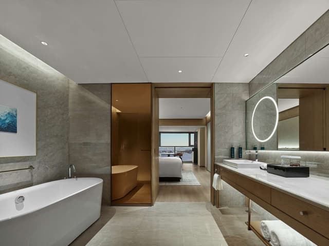 KING DELUXE ROOM SEA VIEW HIGH FLOOR