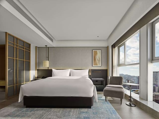 KING GUEST ROOM HIGH FLOOR