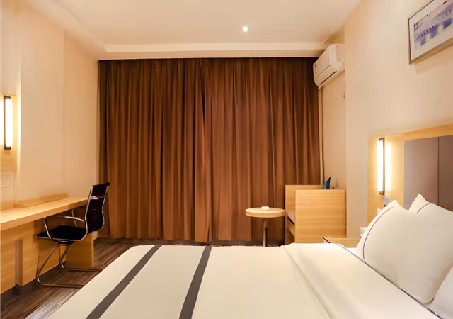 Stand Queen Room