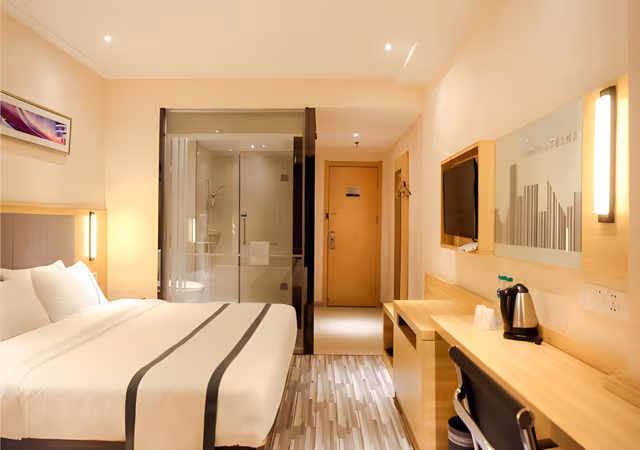 Stand Queen Room
