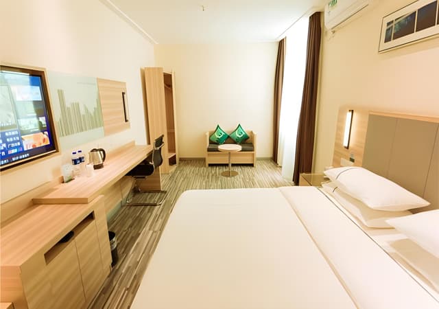 Stand Queen Room