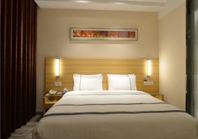 Stand Queen Room