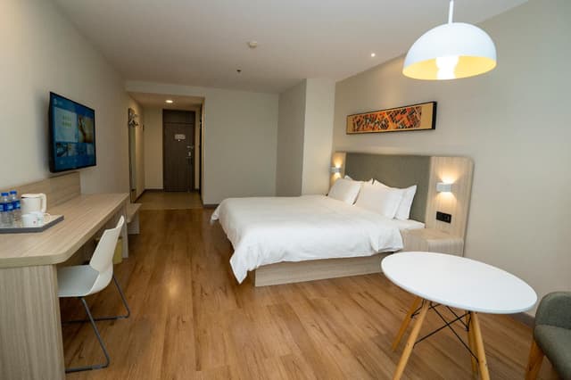 Huazhu - Room With Bed
