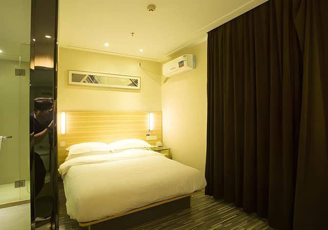 Stand Queen Room
