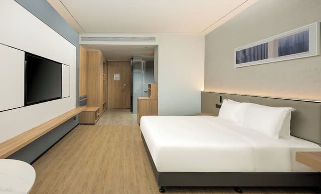 Standard Room, 1 King Bed, City View