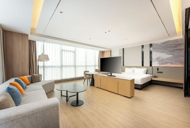 1 King Suite with Daybed