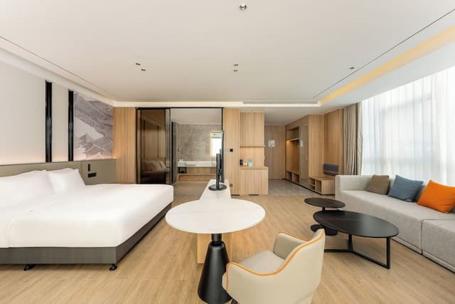 1 King Suite with Daybed