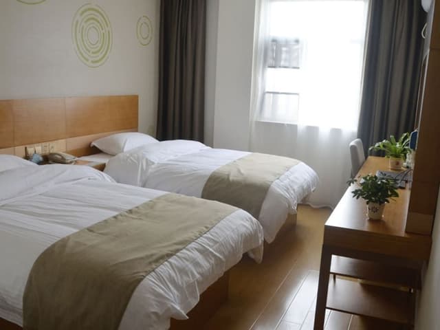 Queen Room, 1.8m bed with window