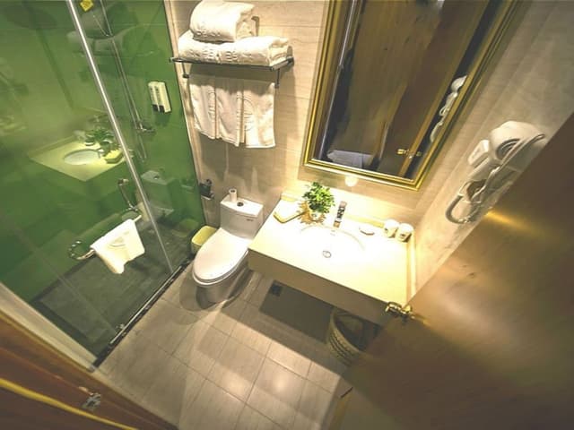 Queen Room, 1.8m bed with window