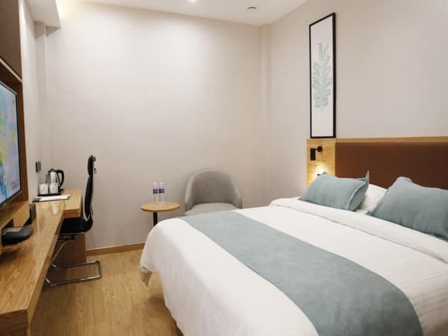 Hotel Queen Room