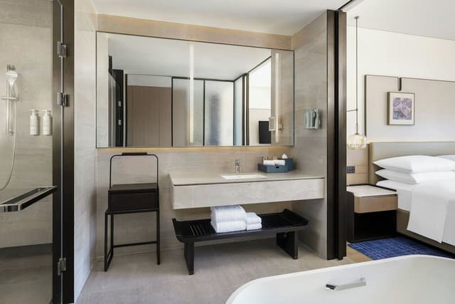 Deluxe Room, 1 King Bed, City View