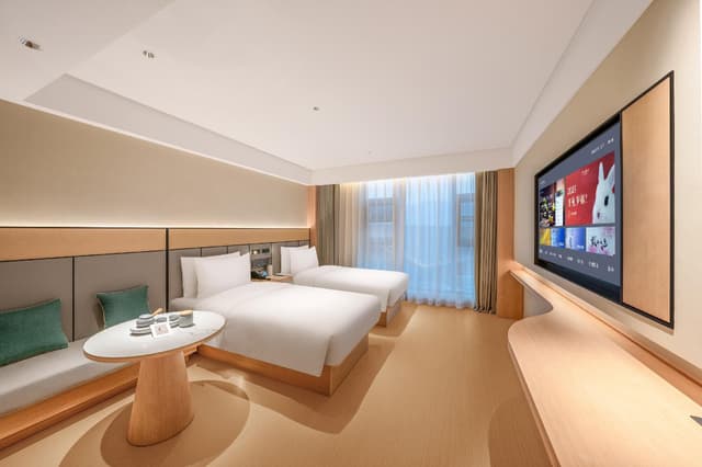 Huazhu - Distant View Superior Twin Room