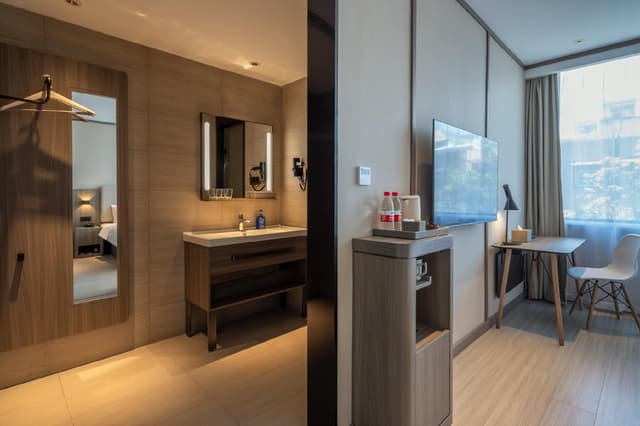 Huazhu - Deluxe Bed Room