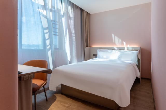 Huazhu - Room With Bed