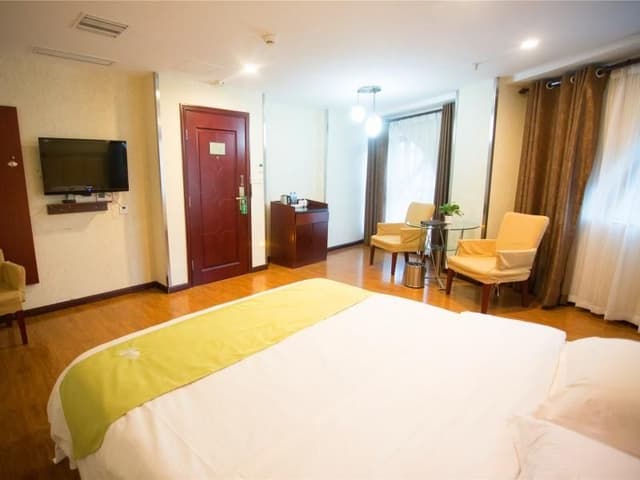 Room with Queen Bed