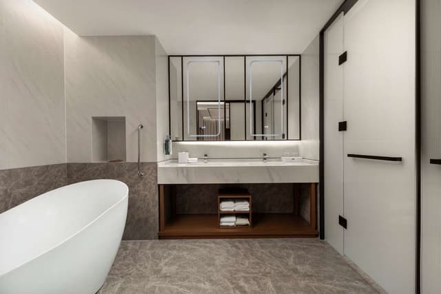 KING DELUXE SUITE WITH BATHTUB