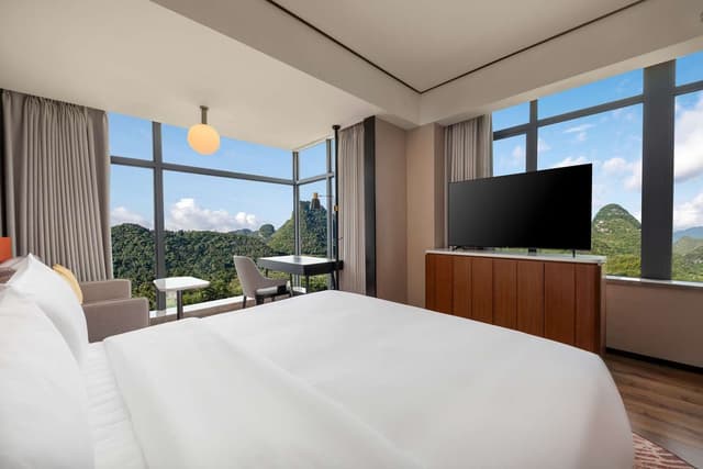 KING GUEST ROOM WITH MOUNTAIN VIEW