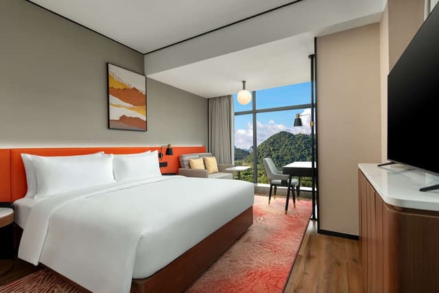 KING GUEST ROOM WITH MOUNTAIN VIEW