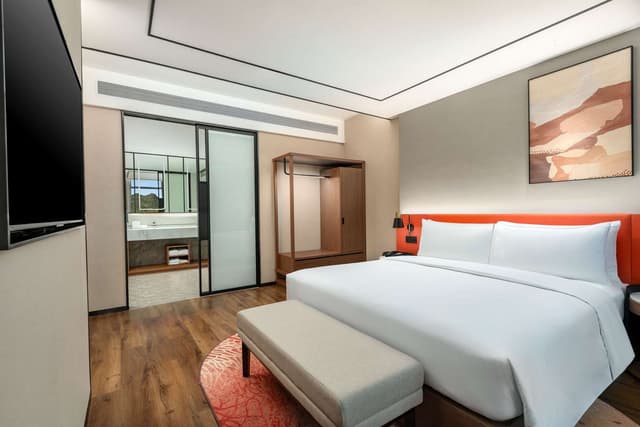 KING DELUXE SUITE WITH BATHTUB