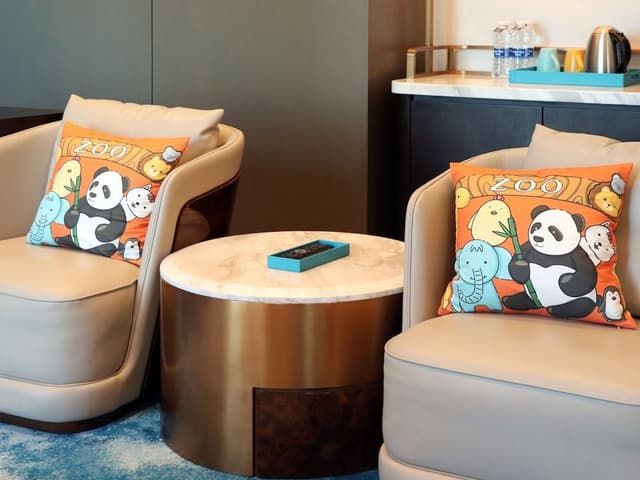 One King Bed, Animal Kingdom-Themed, Family Room