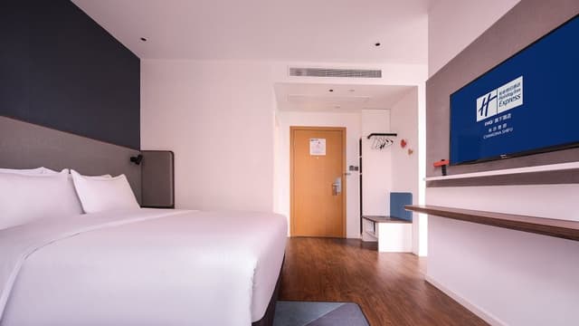 Standard Room, 1 King Bed, City View