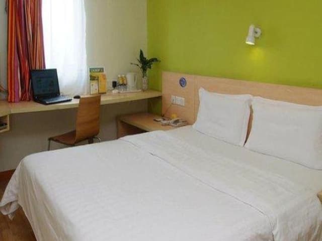Business Queen Room