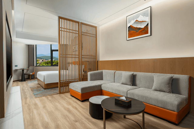 1 King Bed, Suite, Smoking