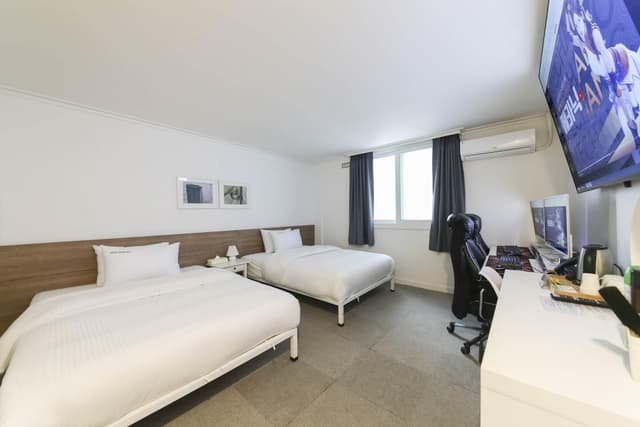 Twin Room with 2 PCs - Free use of OTT, Netflix, Tving, Watcha
